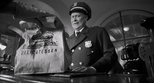 Spider Noir.S01E02.Tread.Lightly.Authentic.BW.1080p.AMZN.WEB DL.CZ EN.DD+5.1.Atmos.H.264 RUDR.mkv 20.jpg