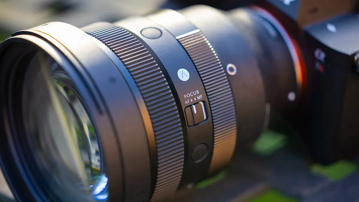 A close-up of the focus ring on the Sigma 135mm f1.4 DG Art lens
