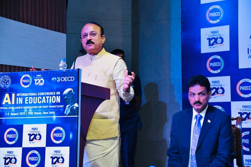 Dr Ranjeet Mehta and Shri Ashish Sood Education Minister Delhi PHDCCI events.jpg
