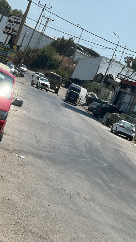 قوات الاحتلال تداهم منازل وتغلق عدداً من الطرق والمداخل في بلدات عزون والنبي إلياس وعزبة الطبيب، شرق قلقيلية....