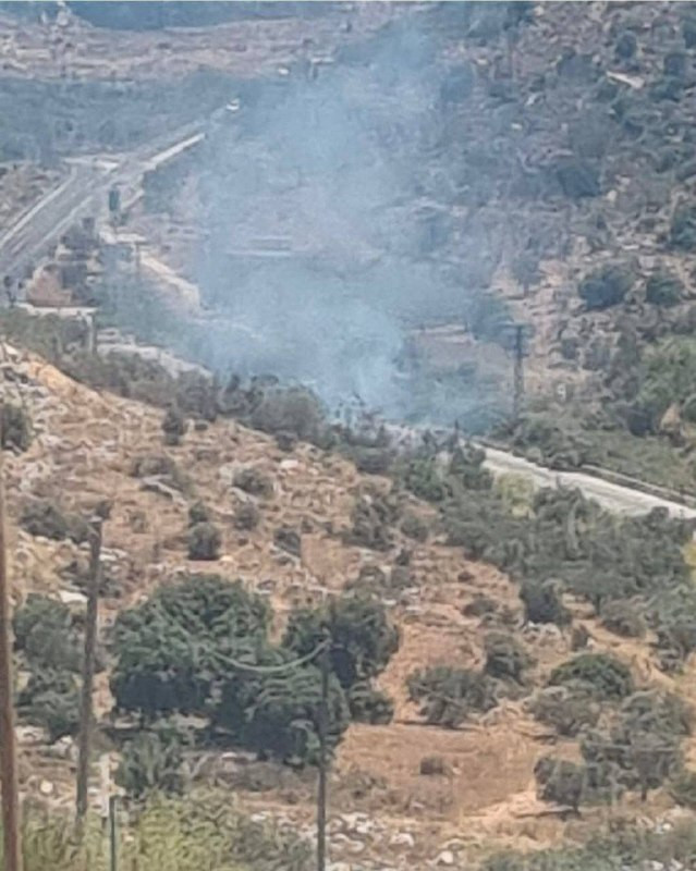 صورة| مستوطنون يحرقون مركبة على دوار عين أيوب غرب رام الله...