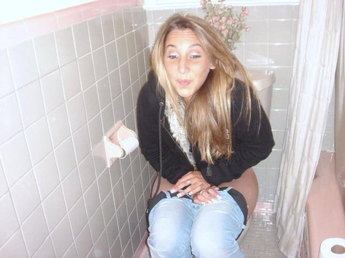 cutie on the toilet v0 mljyhaa6huag1.jpg