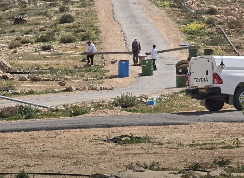 مستوطنون يغلقون الطريق المؤدي إلى قرية أم الخير بمسافر يطا جنوب الخليل، باستخدام أعمدة خشبية وكهربائية عند منطقة الكرفانات....