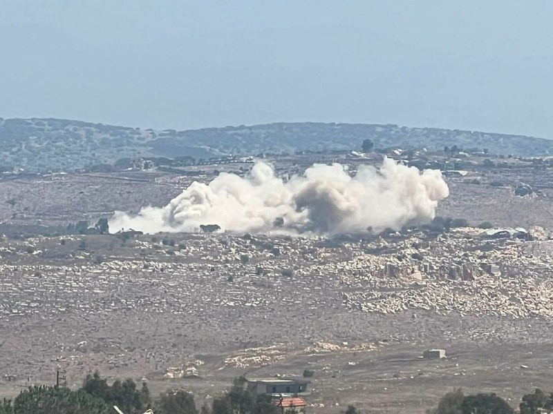 صورة| لحظة تنفيذ الاحتلال عملية نسف في منطقة "الدبش" عند الأطراف الغربية لبلدة ميس الجبل جنوب لبنان...