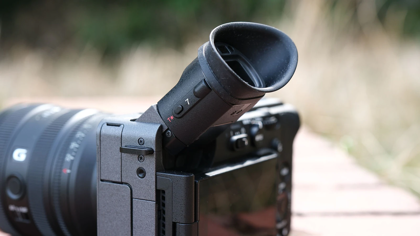 Sony FX5: Lý Do Ghen Tị Với Ống Ngắm Điện Tử Xoay Linh Hoạt - Hình 1