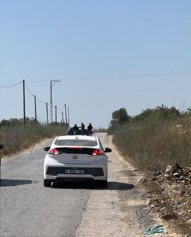 مستوطنون يرشقون المركبات قرب جسر ييرود في رام الله....