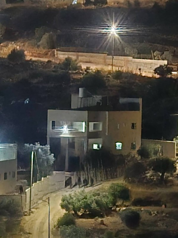 صورة | مستوطنون يهاجمون أحد المنازل في منطقة الظهرة ببلدة بيتا جنوب نابلس....