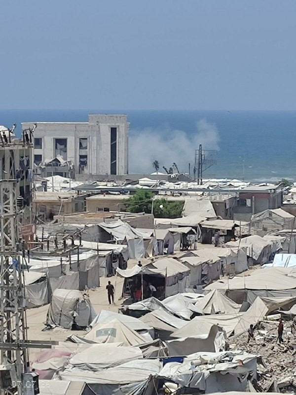 صورة | مصابون جراء قصف من مسيرة إسرائيلية استهدف خيمة تؤوي نازحين مقابل مقر السفارة القطرية في شارع الرشيد غربي مدينة غزة...