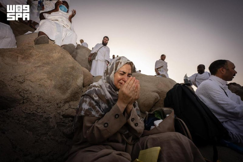من وقوف حجاج بيت الله في صعيد عرفة...