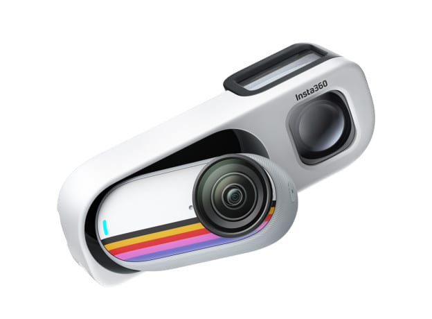 Người dùng thao tác với Insta360 GO 3S Retro Bundle để ghi lại khoảnh khắc