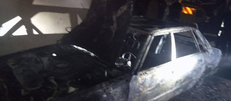 مستوطنون يحرقون مركبة وجزءا من منزل في خربة مسعود جنوب جنين، كما خطّوا شعارات عنصرية على جدران المنازل.. صدى نيوز...
