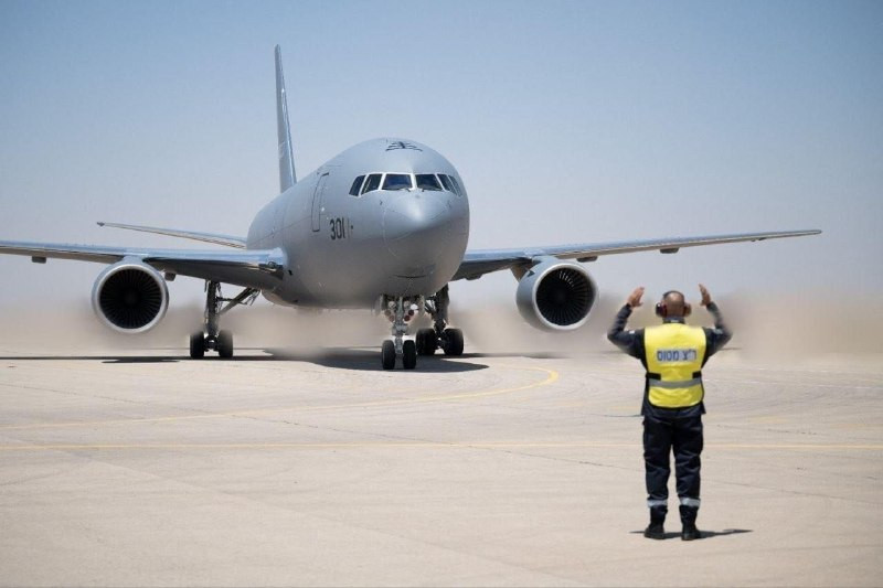 المتحدث باسم الجيش الإسرائيلي:

انضمت أول طائرة تزويد بالوقود من طراز بوينغ KC-46 «جدعون» اليوم (الأربعاء) إلى قاعدة نيفاتيم الجوية.

وهي الأولى من نو...