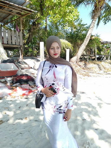 iiza bleacing rambut.jpg