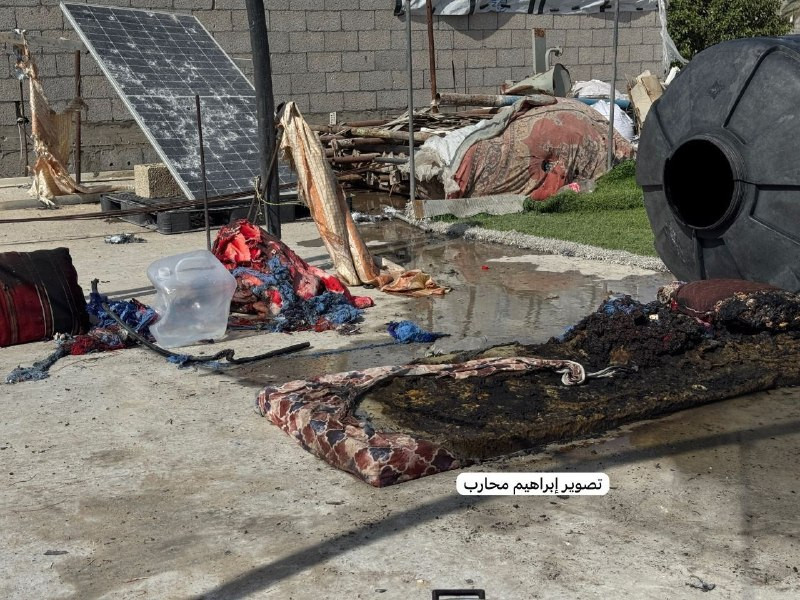 من موقع قصف طيران الاحتلال سطح منزل لعائلة أبو الريش في حي البراق الجنوبي غربي مدينة خان يونس...