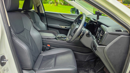 Lexus NX350h_Front Seats.jpg
