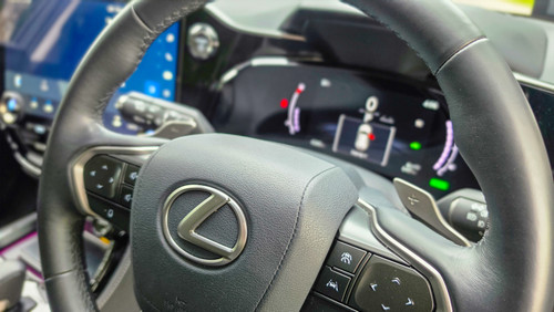 Lexus NX350h_Steering.jpg