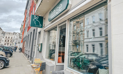 63c76533 2f7e 4bf5 8ea7 4020a55e32bd frankenberger viertel café hase mit hund.jpg
