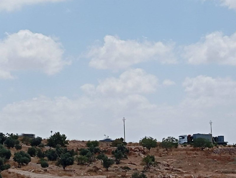 صورة| قوات الاحتلال تجلب كرفانات باتجاه مستوطنة طاروسا الجديدة بمدينة دورا جنوب الخليل...
