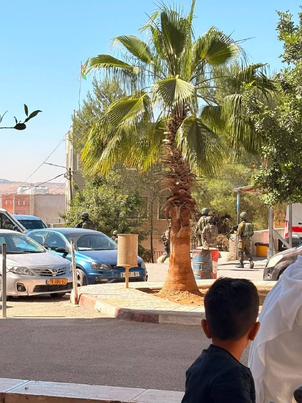 قوة من جيش الاحتلال تقتحم ساحة مستشفى يطا الحكومي جنوب الخليل....