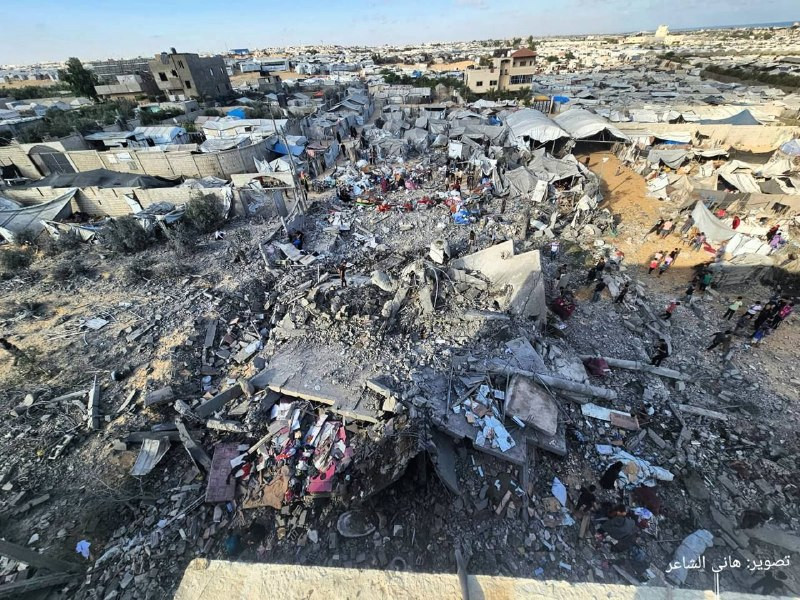 دمار واسع في المنطقة المكتظة بخيام النازحين بمواصي خانيونس جنوب قطاع غزة، عقب قصف الاحتلال لها أمس....