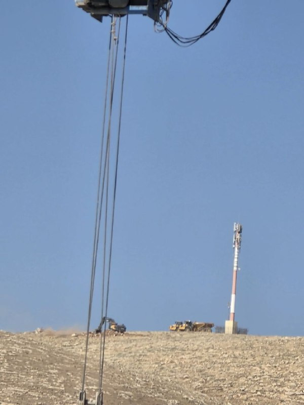 آليات الاحتلال تشرع صباح اليوم بأعمال حفر وتجريف في منطقة عراق الدير جنوب شرق القدس المحتلة، بين مستوطنتيّ "معاليه أدوميم" و"ميشور أدوميم"، تمهيدًا لت...