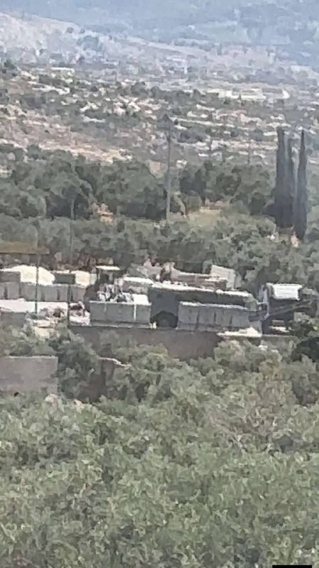 جيش الاحتلال يداهم مصنع طوب في قرية دير عمار غرب مدينة رام الله...