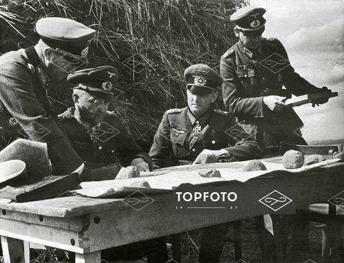 Generalfeldmarschall Otto Moritz Walter Model im Manver. Photographie. Um 1935. <e>Field marshal Ott.jpg