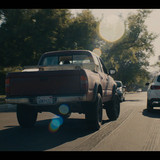 BEEF.S01E01.The.Birds.Dont.Sing.They.Screech.in.Pain.2160p.NF.WEB DL.CZ EN.DD+5.1.Atmos.DoVi.HDR.H.2