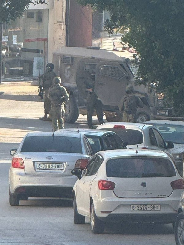 قوات الاحتلال تغلق عددًا كبيرًا من المحلات التجارية خلال اقتحامها لبلدة بيتا جنوب نابلس....