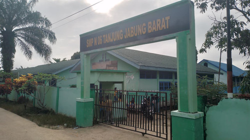 Gerbang SMPN 06 TJB.jpg