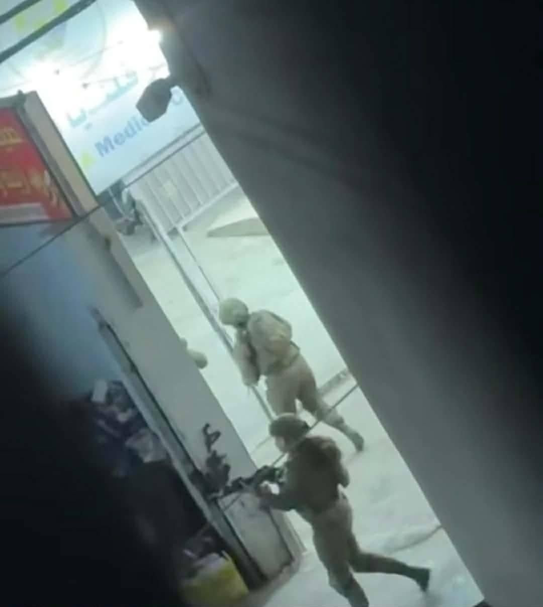 قوات الاحتلال تقتحم مركز قلنديا الطبي داخل مخيم قلنديا شمال القدس المحتلة...