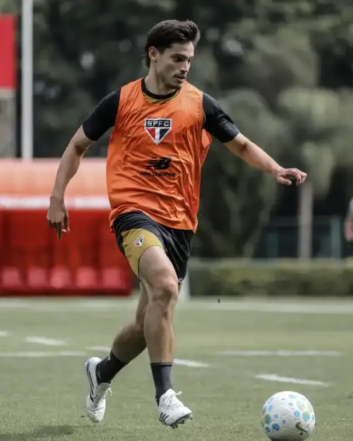 RETORNO IMPORTANTE! Volante titular retorna aos treinos com o elenco após recuperação de lesão