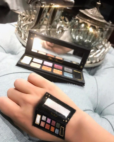 This makeup artist uses her hands as a screen for her arts and the result is amazing 59d11b9b4d3a3 7.jpg