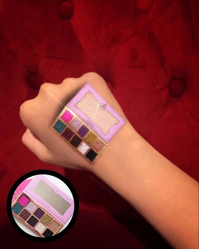 This makeup artist uses her hands as a screen for her arts and the result is amazing 59d11b9746bf8 7.jpg