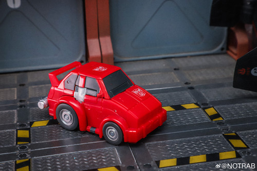 Studio Series Cliffjumper 06.jpg