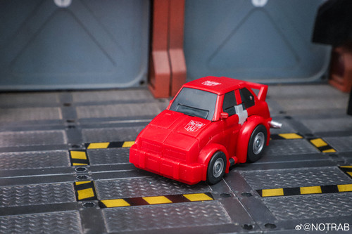 Studio Series Cliffjumper 07.jpg