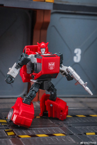 Studio Series Cliffjumper 02.jpg