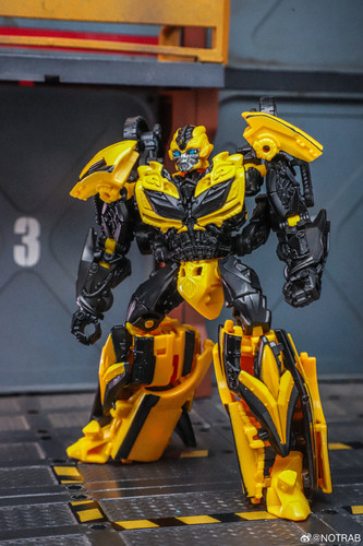 Studio Series Age Of Extinction Bumblebee 02.jpg