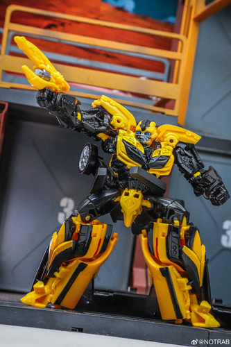 Studio Series Age Of Extinction Bumblebee 03.jpg