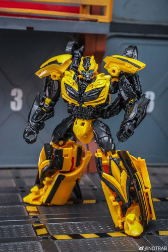 Studio Series Age Of Extinction Bumblebee 01.jpg