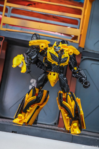 Studio Series Age Of Extinction Bumblebee 04.jpg