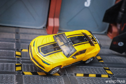 Studio Series Age Of Extinction Bumblebee 08.jpg