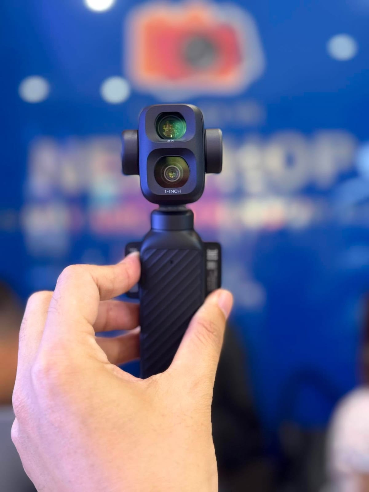 DJI Osmo Pocket 4P gắn trên chân máy với micro ngoài