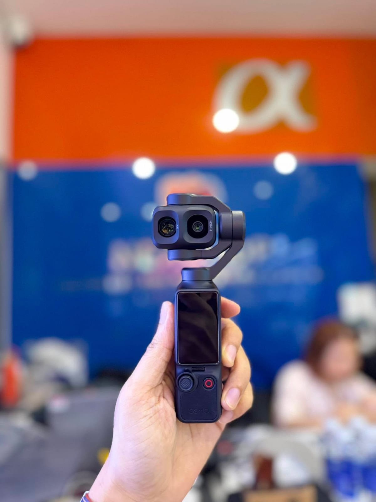 DJI Osmo Pocket 4P với tay cầm pin mở rộng thời lượng sử dụng
