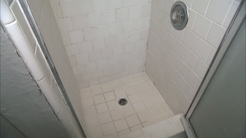 Bath.Crashers.S02.1080p.DSCP.WEB DL.AAC2.0.H.264 THM 01.png
