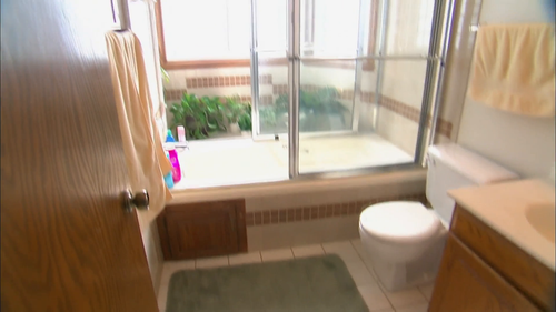 Bath.Crashers.S03.1080p.DSCP.WEB DL.AAC2.0.H.264 THM 02.png