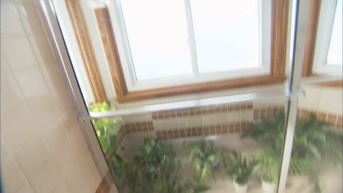 Bath.Crashers.S03.1080p.DSCP.WEB DL.AAC2.0.H.264 THM 01.png