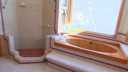 Bath.Crashers.S08.1080p.DSCP.WEB DL.AAC2.0.H.264 THM 01.png