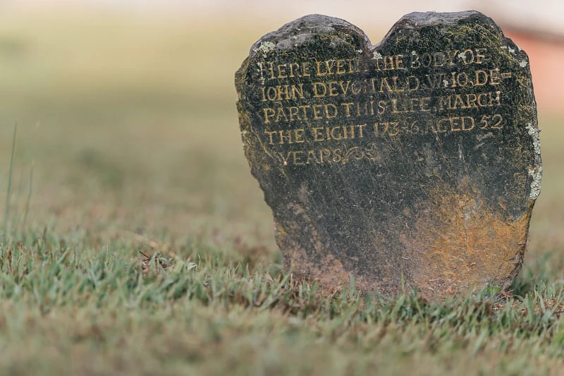 Sigma 135mm F1.4 DG Art sample image, heart-shaped headstone