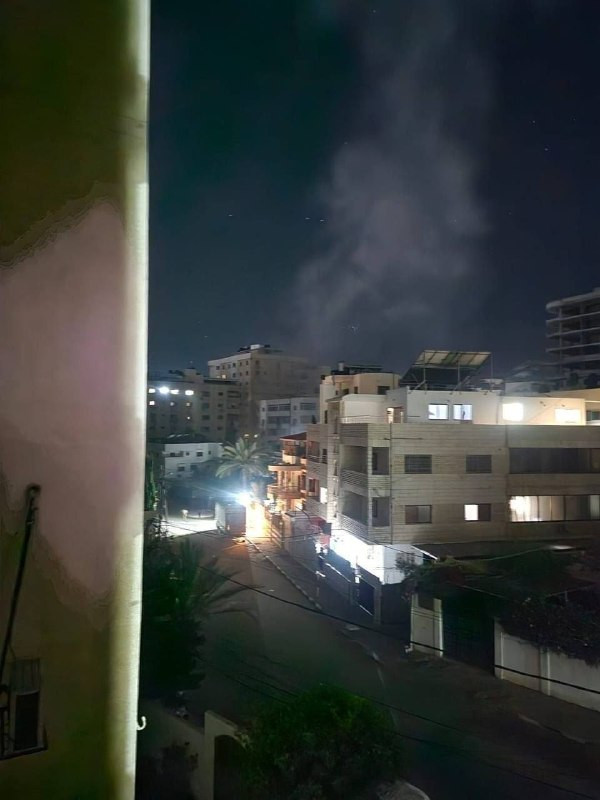 صورة | طيران الاحتلال المروحي يشن غارة قرب سلطة النقد غرب مدينة غزة....